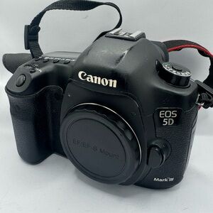 Canon EOS 5D Mark III with CF Card, 2 batteries, a charger & strap